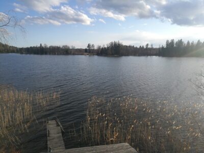 Idyllisk vedeldad bastu vid sjön Klämmingen, Gnesta